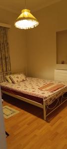 ein Schlafzimmer mit einem Bett in einem Zimmer mit einem Kronleuchter in der Unterkunft All season House in Kanálion + 5 Fotos