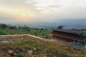 Photo de la galerie de l'établissement 1 Bedroom Sunset & Mountain View Chalet in Aburi, à Aburi