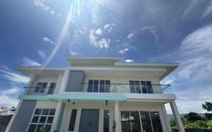 莫阿尔博阿Oia的天空中阳光下的白色房子