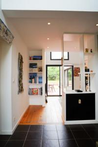 Kuchyň nebo kuchyňský kout v ubytování Magnifique maison d'architecte au coeur de Lomener