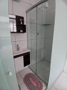 une salle de bain avec une douche en verre et un lavabo dans l'établissement Apartamento próximo ao parque do povo, à Campina Grande