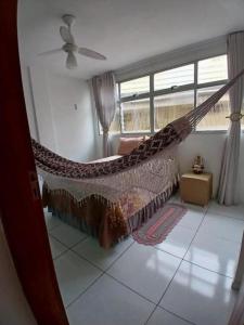 - un hamac dans une chambre avec fenêtre dans l'établissement Apartamento próximo ao parque do povo, à Campina Grande 1 autre photo