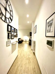 a hallway with a large clock on a wall at a pochi passi dalla Metro A e dal Vaticano - NUMA HOUSE in Rome