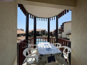 En balkon eller terrasse på Appartement T1 à 50m du lac avec piscine, salle de jeux et parking, idéal famille/amis - FR-1-379-63