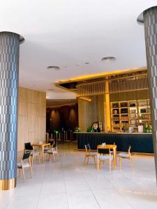 Cam Ranh International AirportThe Ocean View Cam Ranh Resort的有桌椅和酒吧的餐厅