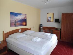 Postel nebo postele na pokoji v ubytování Seehotel Lönö