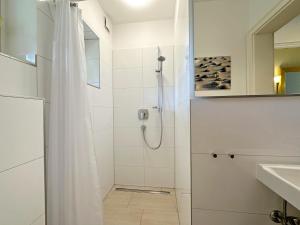 Koupelna v ubytování Endreihenhaus in Keitum mit Badewanne und Grossem Garten