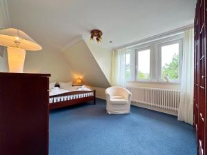 Postel nebo postele na pokoji v ubytování Endreihenhaus in Keitum mit Badewanne und Grossem Garten
