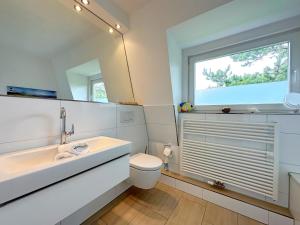 Koupelna v ubytování Endreihenhaus in Keitum mit Badewanne und Grossem Garten