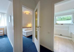 Postel nebo postele na pokoji v ubytování Endreihenhaus in Keitum mit Badewanne und Grossem Garten