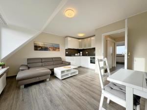 un salon avec un canapé et une table dans l'établissement Ferienwohnung in Tinnum mit Balkon, à Tinnum