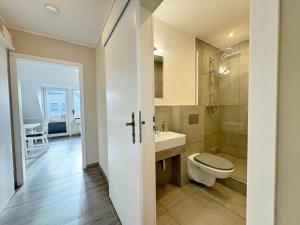 une salle de bains avec toilettes et lavabo dans l'établissement Ferienwohnung in Tinnum mit Balkon, à Tinnum