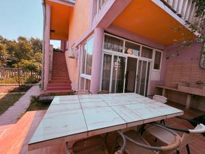 un tavolo e sedie fuori da una casa di Shkreli Apartments a Donji Štoj Altre 37 foto