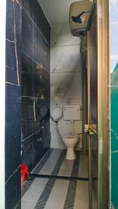 a small bathroom with a toilet in a room at माँ विंध्यवासिनी होम स्टे कसया कुशीनगर in Kasia