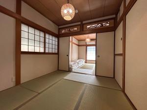 大阪市にある3LDK Entire house for rent 3 bedrooms, 2 toilets, and parking lot! Close to the station, USJ, and Expo!の寝室のある廊下のある和室 +37枚の写真