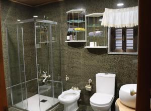 Ένα μπάνιο στο Quartos e Apartamentos do Patrão +46 φωτογραφίες