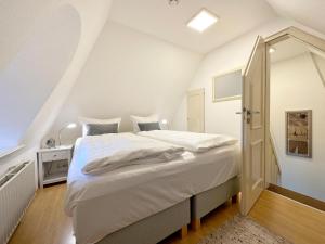 Postel nebo postele na pokoji v ubytování Landhaus Süderhof App 15 in Keitum mit Pool und Sauna