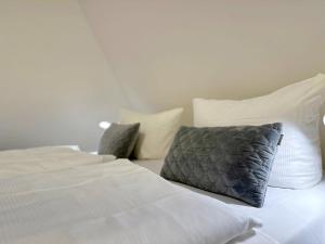 Postel nebo postele na pokoji v ubytování Landhaus Süderhof App 15 in Keitum mit Pool und Sauna