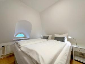 Postel nebo postele na pokoji v ubytování Landhaus Süderhof App 15 in Keitum mit Pool und Sauna