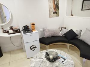 A seating area at Candia Strada