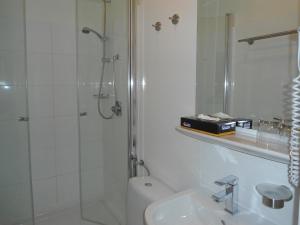 Koupelna v ubytování Seehotel Lönö + 37 fotografií