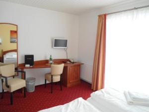 TV a/nebo společenská místnost v ubytování Seehotel Lönö
