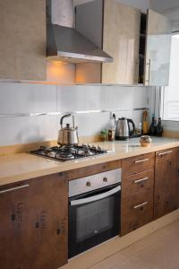 una cucina con 2 teiere su un piano cottura di Eftalya Hostel Tanger a Tangeri