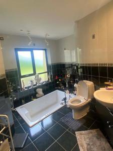 Ένα μπάνιο στο Private home with views, near Portrush