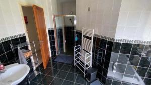 Ένα μπάνιο στο Private home with views, near Portrush