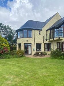 Κήπος έξω από το Private home with views, near Portrush