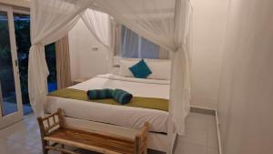 - une chambre avec un lit à baldaquin et un banc en bois dans l'établissement Villa Subak 3 bed room, à Ubud 34 autres photos