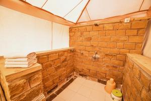 Lakhmana Desert Camp With Swimming Pool的一间浴室
