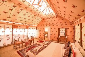 Lakhmana Desert Camp With Swimming Pool客房内的一张或多张床位