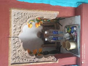 eine Figur einer Vase mit Blumen an einer Wand in der Unterkunft The Shangri-La heritage Haveli BNB in Jodhpur