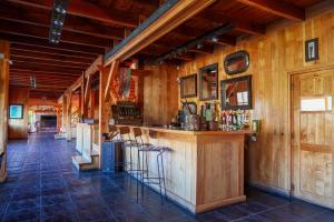 a bar in a room with wooden walls at Sieteflores Hosteria De Montaña in San Martín de los Andes