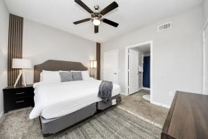 马格诺利亚Modern 1BR Retreat Open Layout, Workspace, Views的带床和吊扇的卧室