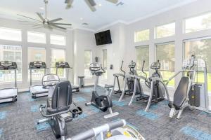 Modern 1BR Retreat Open Layout, Workspace, Views的健身中心和/或健身设施