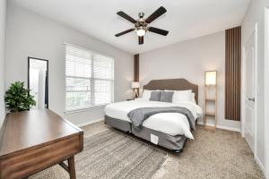 马格诺利亚Modern 1BR Retreat Open Layout, Workspace, Views的带床和吊扇的卧室 更多19张照片