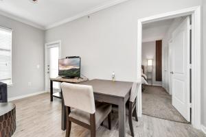 Modern 1BR Retreat Open Layout, Workspace, Views的休息区