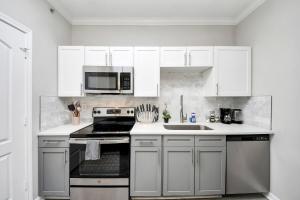 Modern 1BR Retreat Open Layout, Workspace, Views的厨房或小厨房