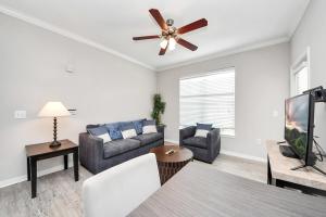 Modern 1BR Retreat Open Layout, Workspace, Views的电视和/或娱乐中心