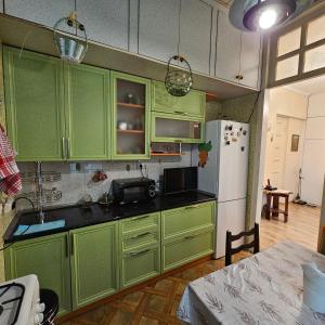 Kuchyň nebo kuchyňský kout v ubytování Tbilisi Guest House