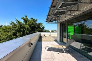 绍恩多夫LOFT Top Floor的屋顶上的露台，配有椅子