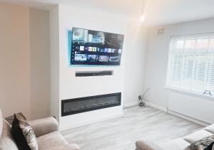 TV a/nebo společenská místnost v ubytování Cosy 2BR House on Quiet Street
