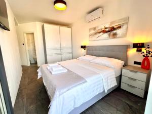 Łóżko lub łóżka w pokoju w obiekcie Apartments Jovic Opatija