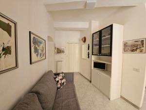 a living room with a couch and a flat screen tv at Appartamento Cà dii Cici - Da Carlutin in Riomaggiore