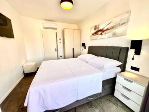 Łóżko lub łóżka w pokoju w obiekcie Apartments Jovic Opatija