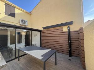 Balkón nebo terasa v ubytování Villa T3 rénovée climatisée, piscine, proche plage et commerces - FR-1-81-622