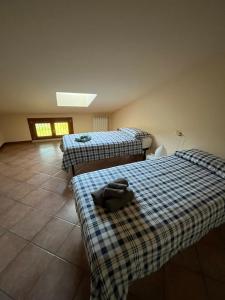 a room with two beds in a room at Appartamento Mansarda nel verde in Tavullia