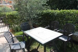 Vonkajšia záhrada v ubytovaní Apartments in Lazise - Gardasee 30250